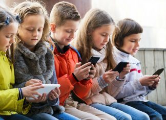 How to Choose a Smartphone for a School Child