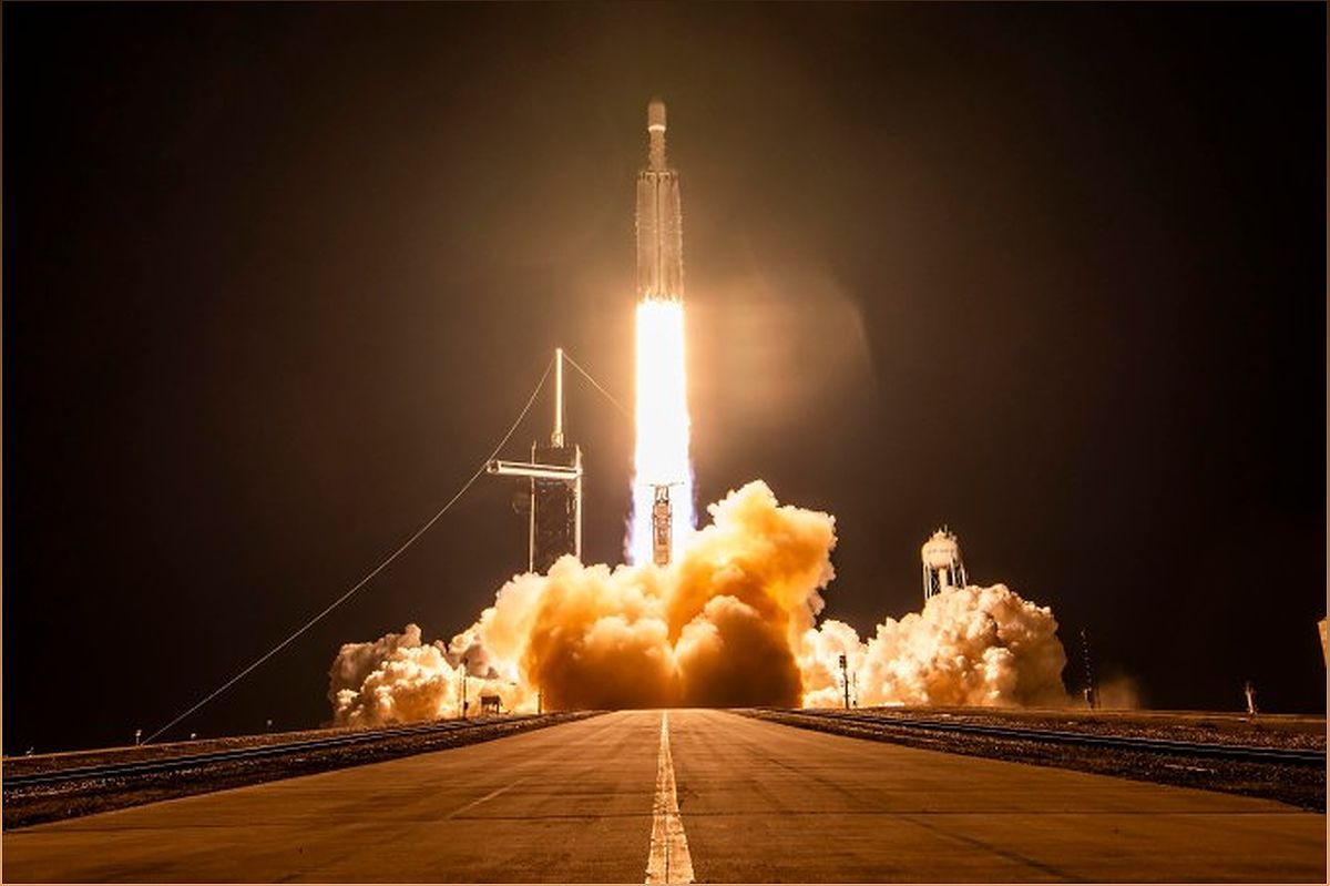 SpaceX's Falcon Heavy Launches Secretive Military Spaceplane into Orbit - -626191490